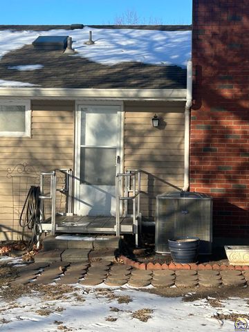 3006 SE Downing DR, Topeka, KS 66605