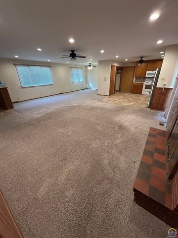 3006 SE Downing DR, Topeka, KS 66605