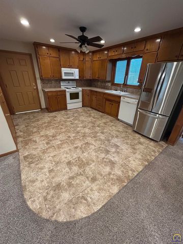 3006 SE Downing DR, Topeka, KS 66605