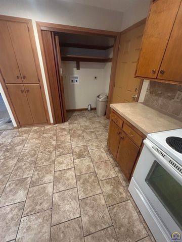 3006 SE Downing DR, Topeka, KS 66605