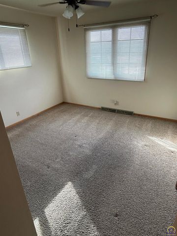 3006 SE Downing DR, Topeka, KS 66605