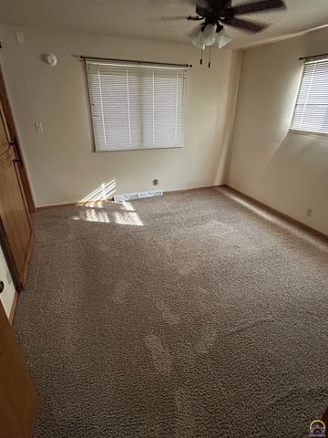 3006 SE Downing DR, Topeka, KS 66605