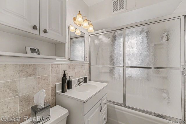 23000 Columbia Street, Dearborn, MI 48124