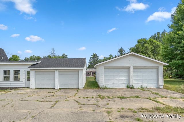 1408 E Pine Hill Avenue, White Cloud, MI 49349