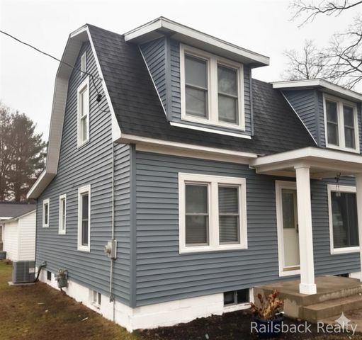 1408 E Pine Hill Avenue, White Cloud, MI 49349