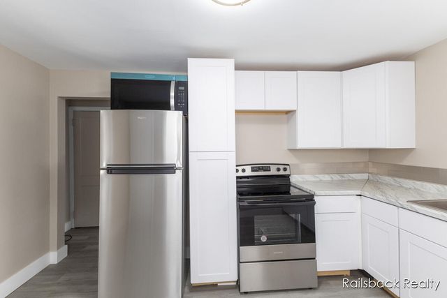 1408 E Pine Hill Avenue, White Cloud, MI 49349