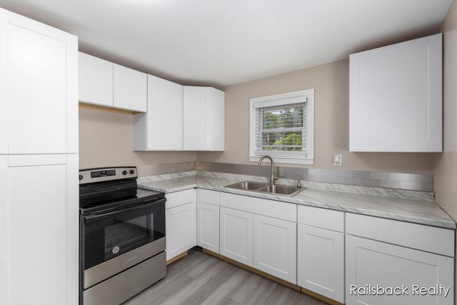 1408 E Pine Hill Avenue, White Cloud, MI 49349