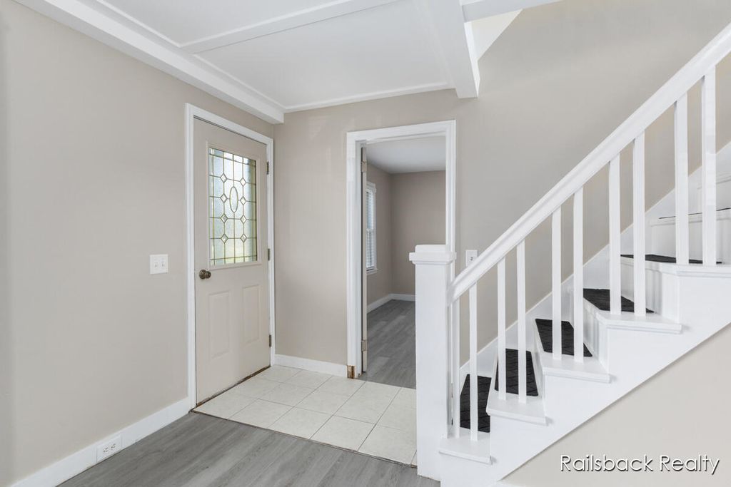 1408 E Pine Hill Avenue, White Cloud, MI 49349