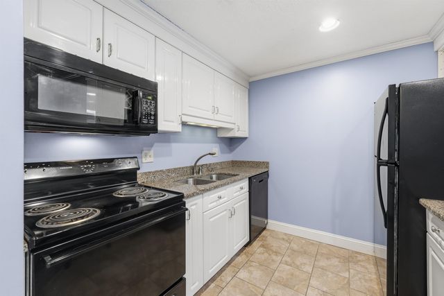 804 Elmwood Drive, Hudson, NH 03051