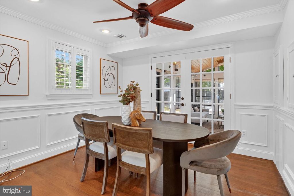 Image 8 of property listing at 2907 JOHN MARSHALL DR, Arlington, VA 22207