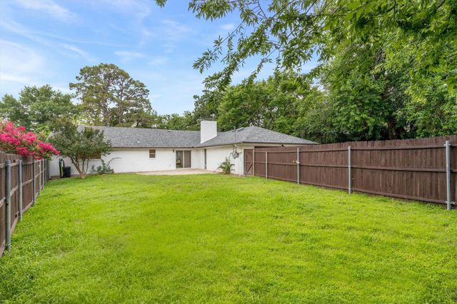 2203 Foxcroft Circle, Denton, TX 76209