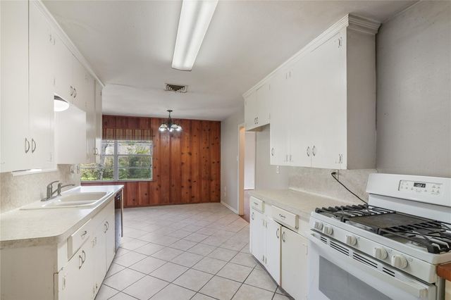 1504 N San Jacinto Street, Conroe, TX 77301