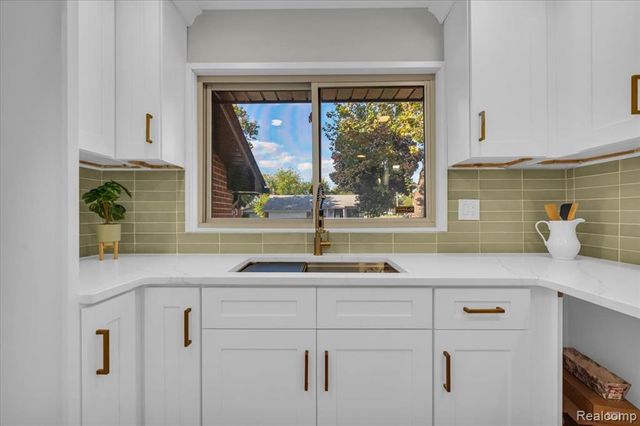 27407 Buckingham Street, Livonia, MI 48154