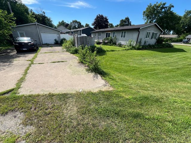 1 Shell Court, Oswego, IL 60543
