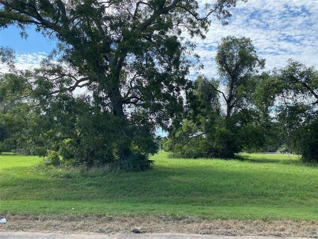 106 Horse Shoe Trail, Angleton, TX 77515