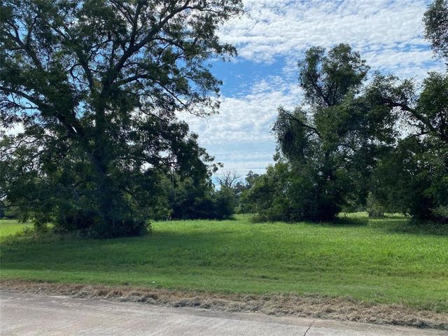 106 Horse Shoe Trail, Angleton, TX 77515