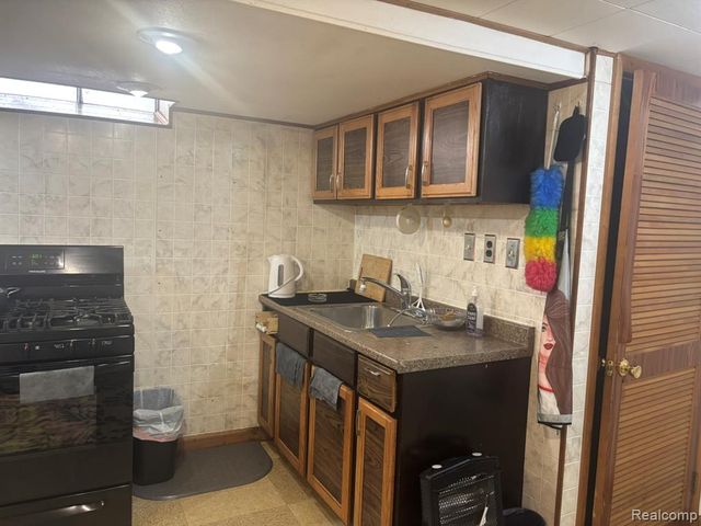 8847 Woodbine, Redford, MI 48239