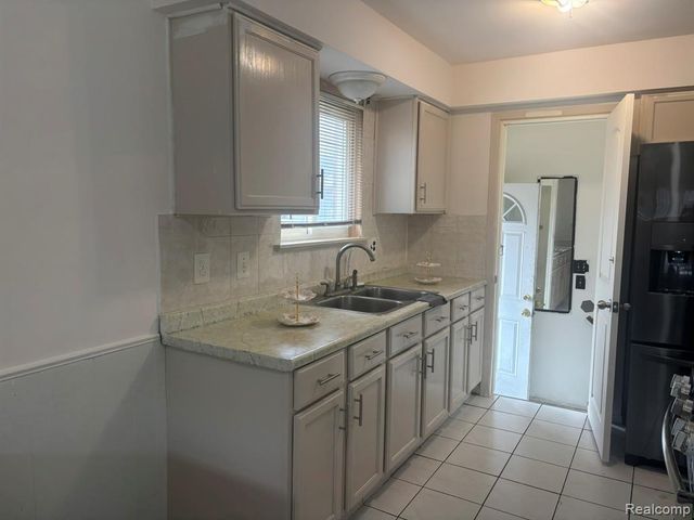 8847 Woodbine, Redford, MI 48239