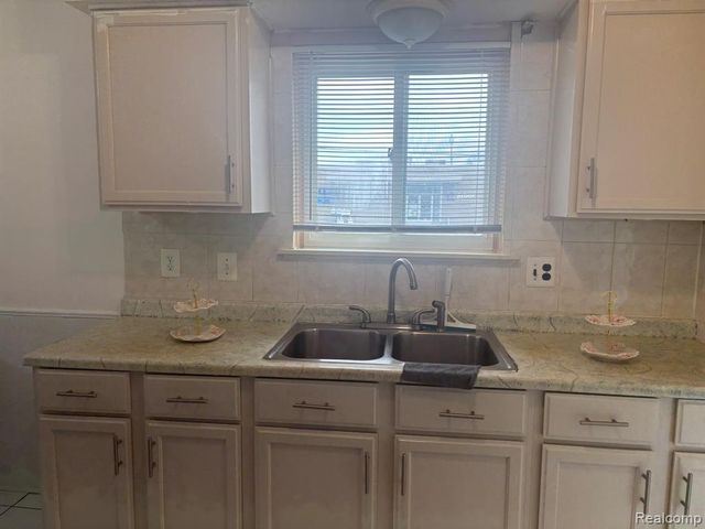 8847 Woodbine, Redford, MI 48239