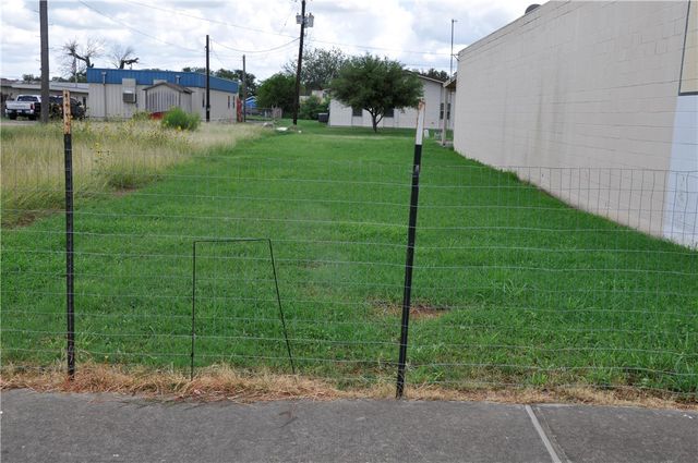 521 E Main Ave, Robstown, TX 78380