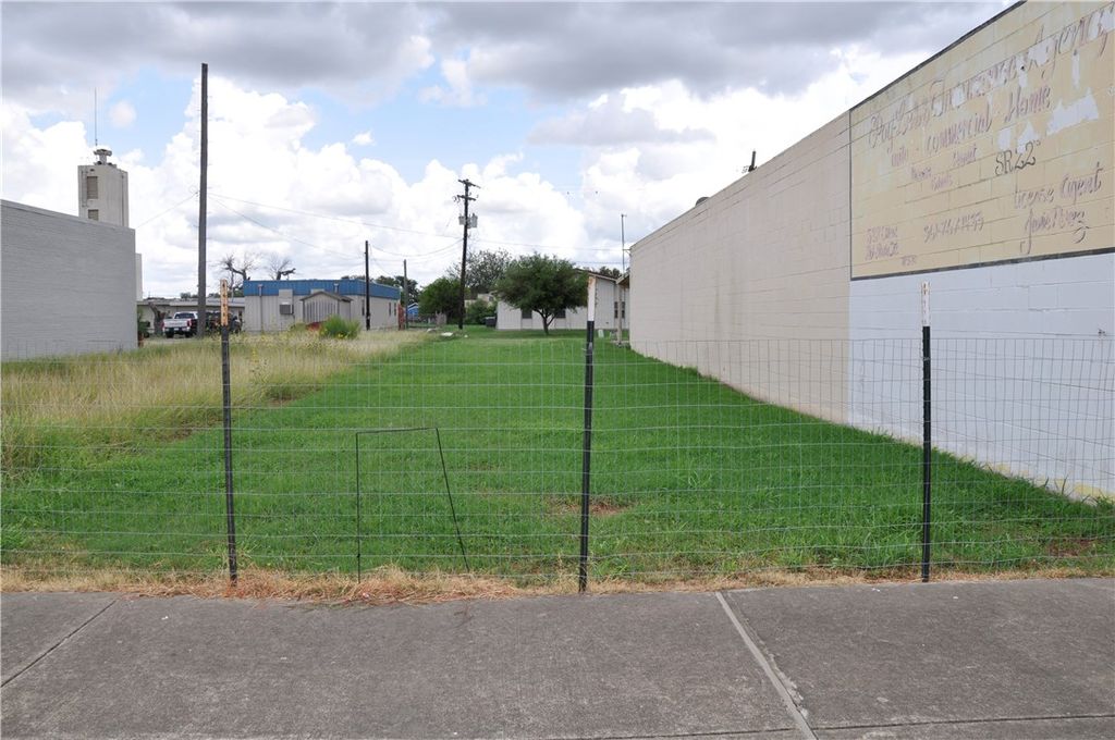 521 E Main Ave, Robstown, TX 78380