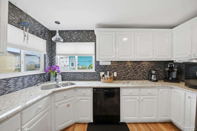 7877 White Sands Blvd, Navarre Beach, FL 32566