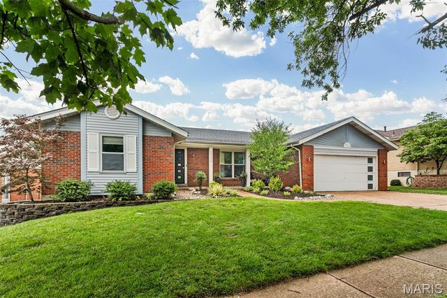 2126 England Town Road, Oakville, MO 63129