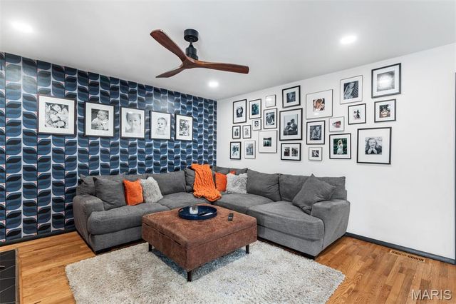 2126 England Town Road, Oakville, MO 63129