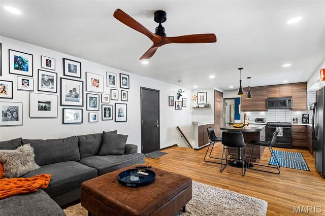 2126 England Town Road, Oakville, MO 63129