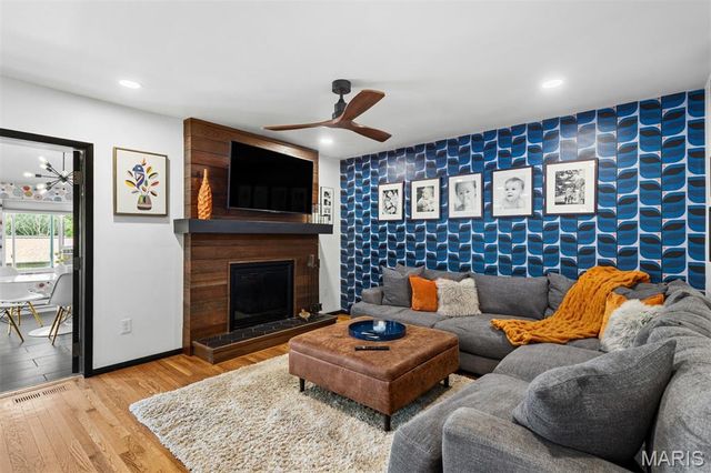 2126 England Town Road, Oakville, MO 63129