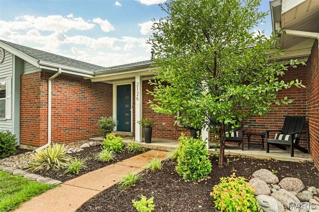 2126 England Town Road, Oakville, MO 63129