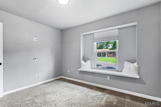 2126 England Town Road, Oakville, MO 63129
