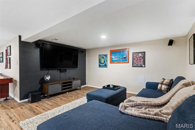 2126 England Town Road, Oakville, MO 63129