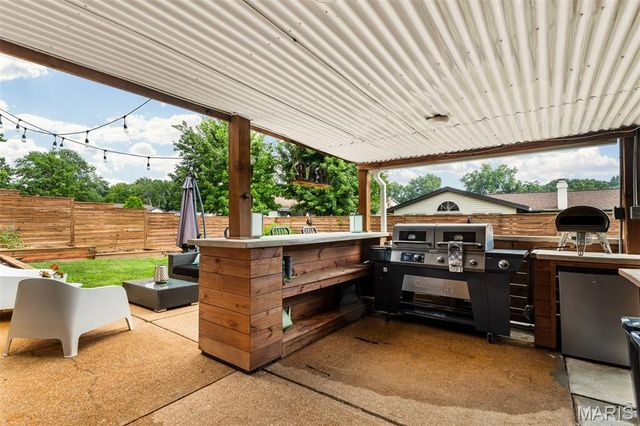 2126 England Town Road, Oakville, MO 63129