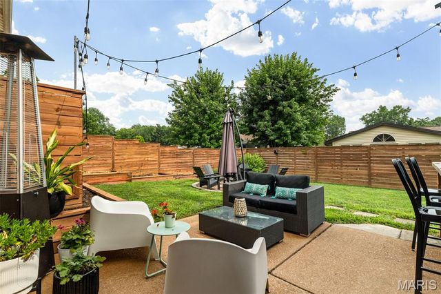 2126 England Town Road, Oakville, MO 63129