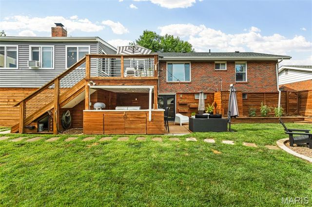 2126 England Town Road, Oakville, MO 63129