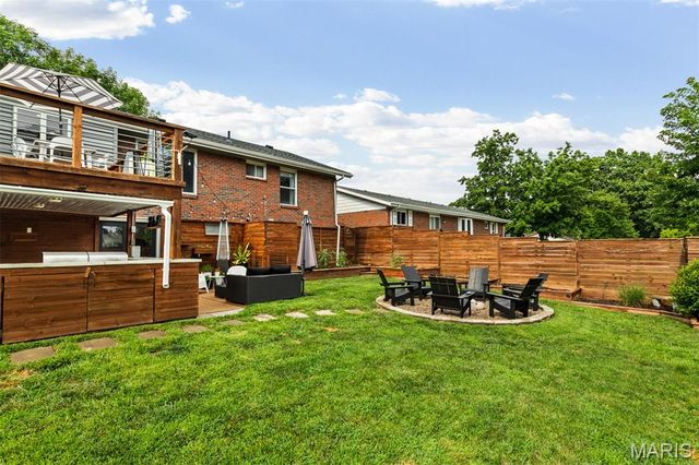 2126 England Town Road, Oakville, MO 63129