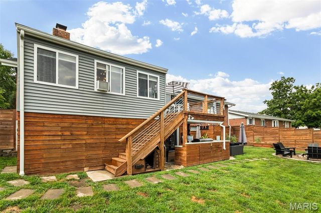 2126 England Town Road, Oakville, MO 63129