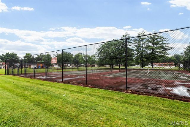 2126 England Town Road, Oakville, MO 63129