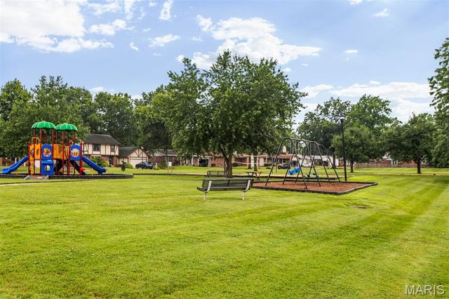 2126 England Town Road, Oakville, MO 63129