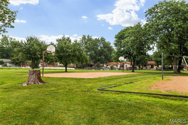 2126 England Town Road, Oakville, MO 63129