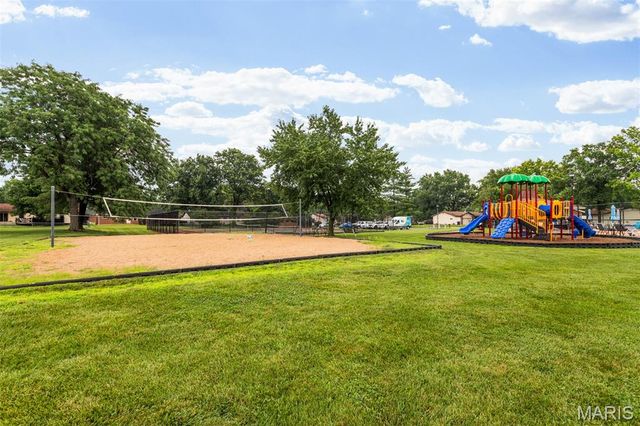 2126 England Town Road, Oakville, MO 63129