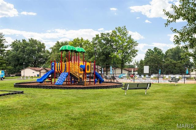 2126 England Town Road, Oakville, MO 63129