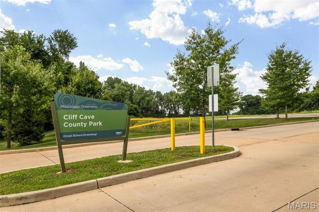 2126 England Town Road, Oakville, MO 63129