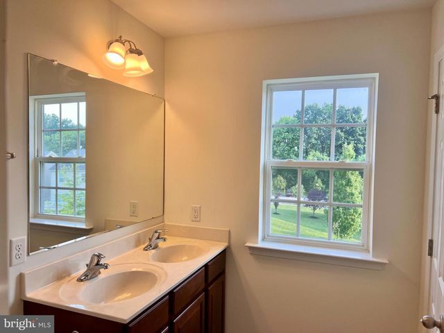 654 JACOBSEN CIR, Newark, DE 19702