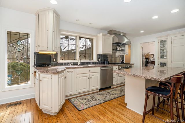 32870 Bingham Lane, Bingham Farms Village, MI 48025