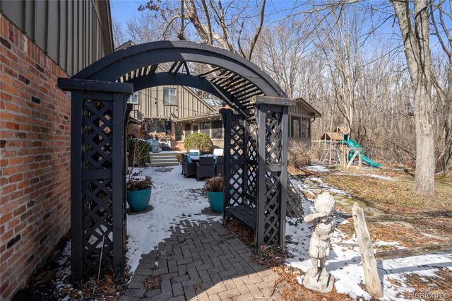 32870 Bingham Lane, Bingham Farms Village, MI 48025