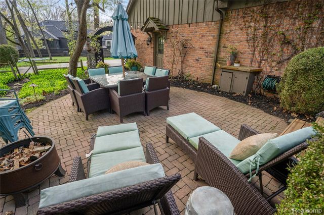 32870 Bingham Lane, Bingham Farms Village, MI 48025