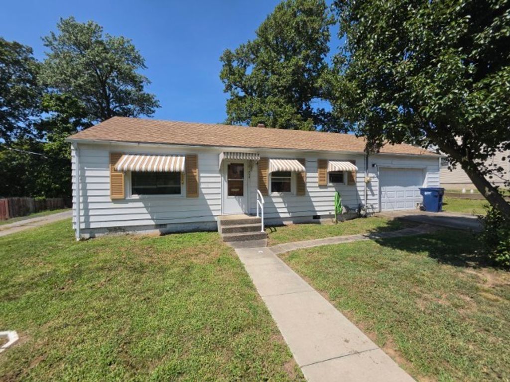 Image 1 of property listing at 713 N 10th Street, Mt Vernon, IL 62864