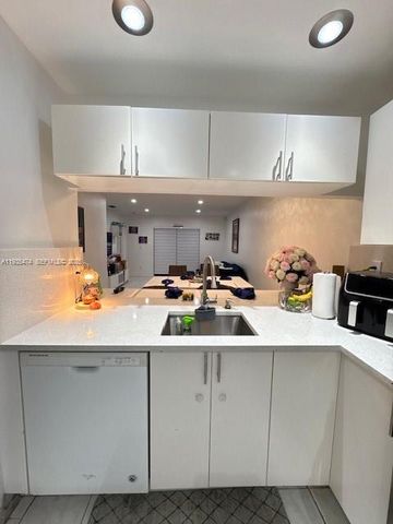 10445 NW 11th St 201, Pembroke Pines, FL 33026